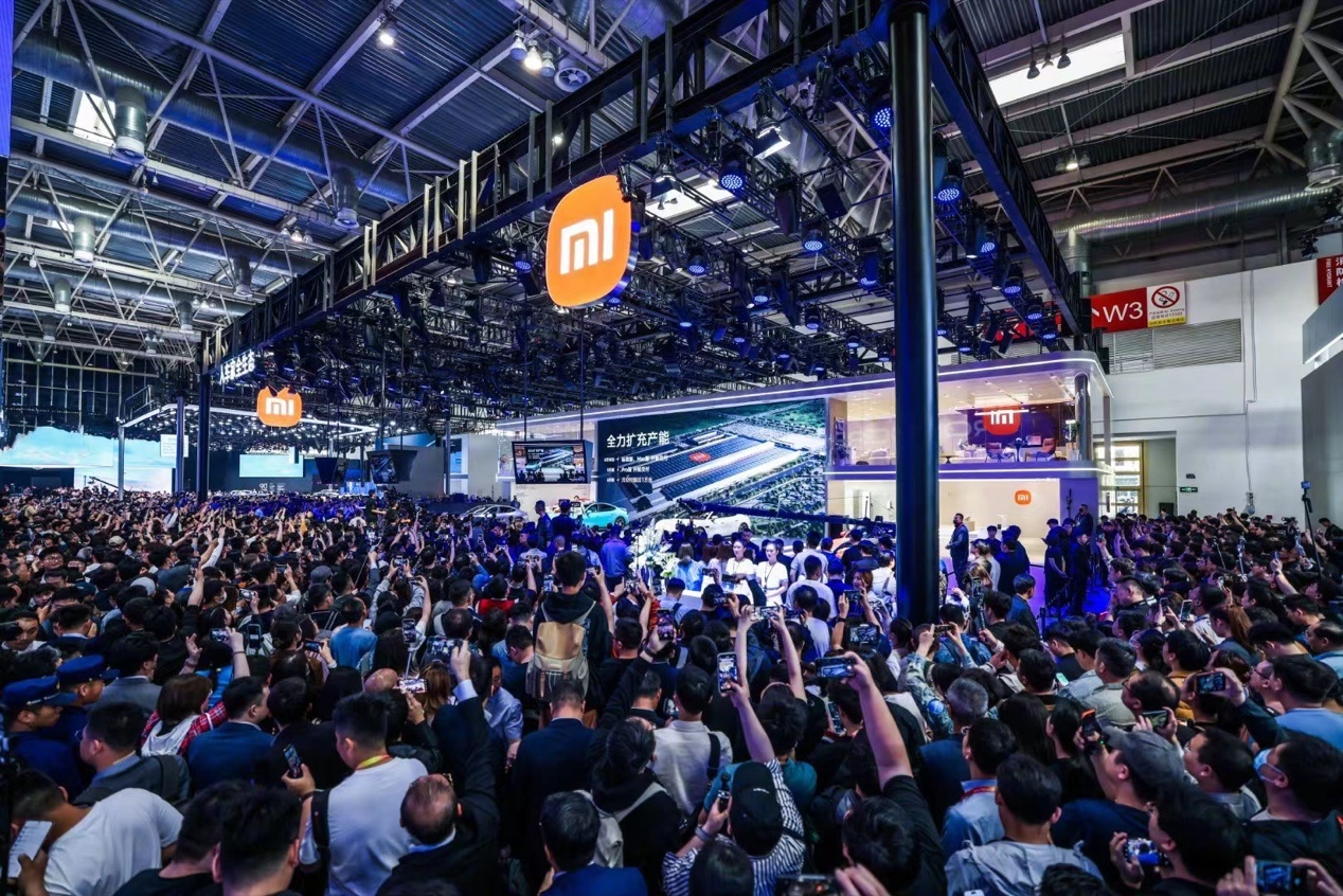 人们观看球场上的人 低可信度描述已自动生成