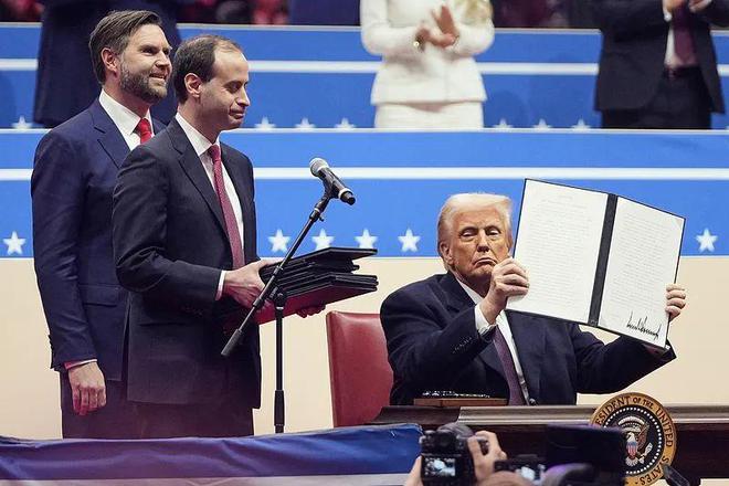 另外两位知情人士表示,他们正在推动特朗普上任 100 天内颁布这些行政命令,并预计至少有一项命令可能在 1 月 20 日颁布。_特朗普发布行政命令_特朗普行政令原文