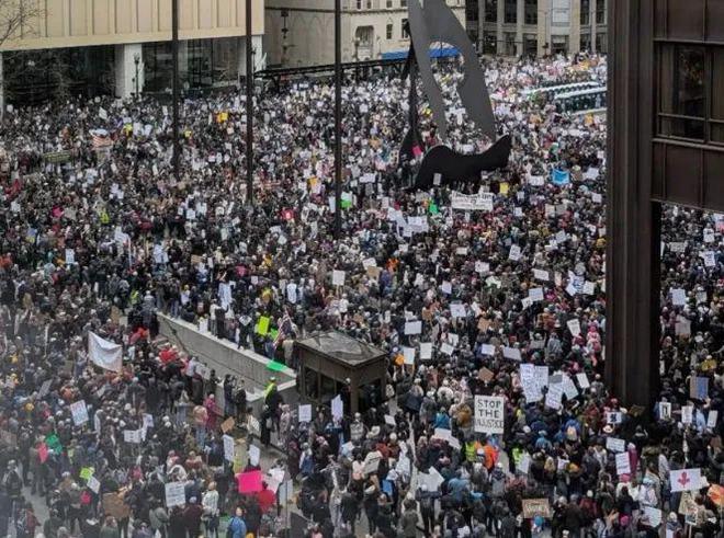 另外两位知情人士表示,他们正在推动特朗普上任 100 天内颁布这些行政命令,并预计至少有一项命令可能在 1 月 20 日颁布。_特朗普发布行政命令_特朗普行政令原文