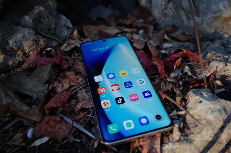 曲面屏手机发展6年：从旗舰到千元机，颜值仍是厂商核心考量