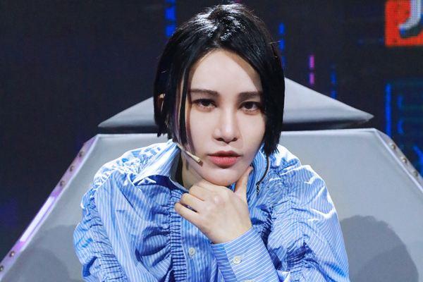 评华晨宇_华晨宇的表演风格得到乐坛新一代的认可_华晨宇的舞台表现力