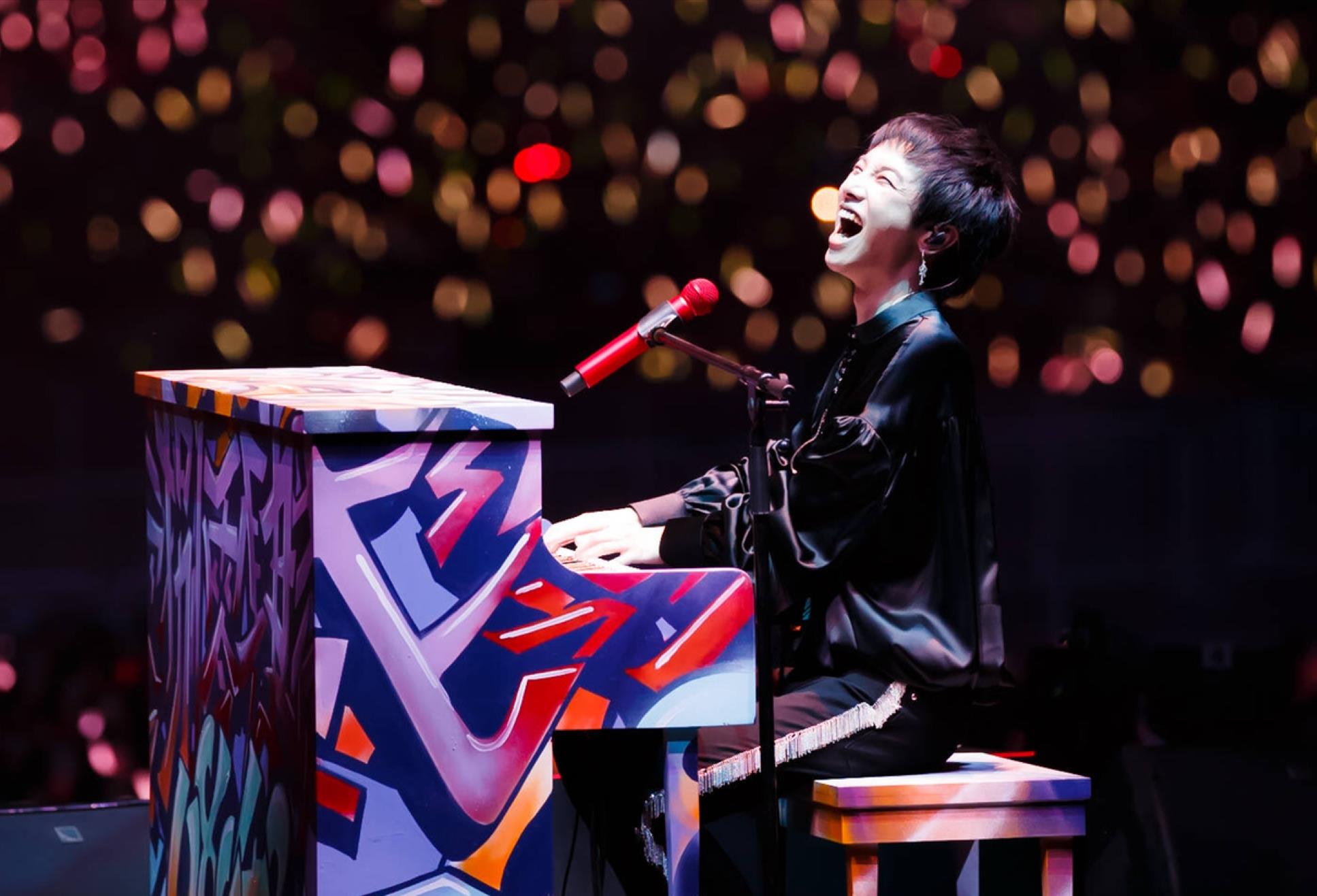 华晨宇的表演_华晨宇的舞台表现力_华晨宇的表演风格得到乐坛新一代的认可