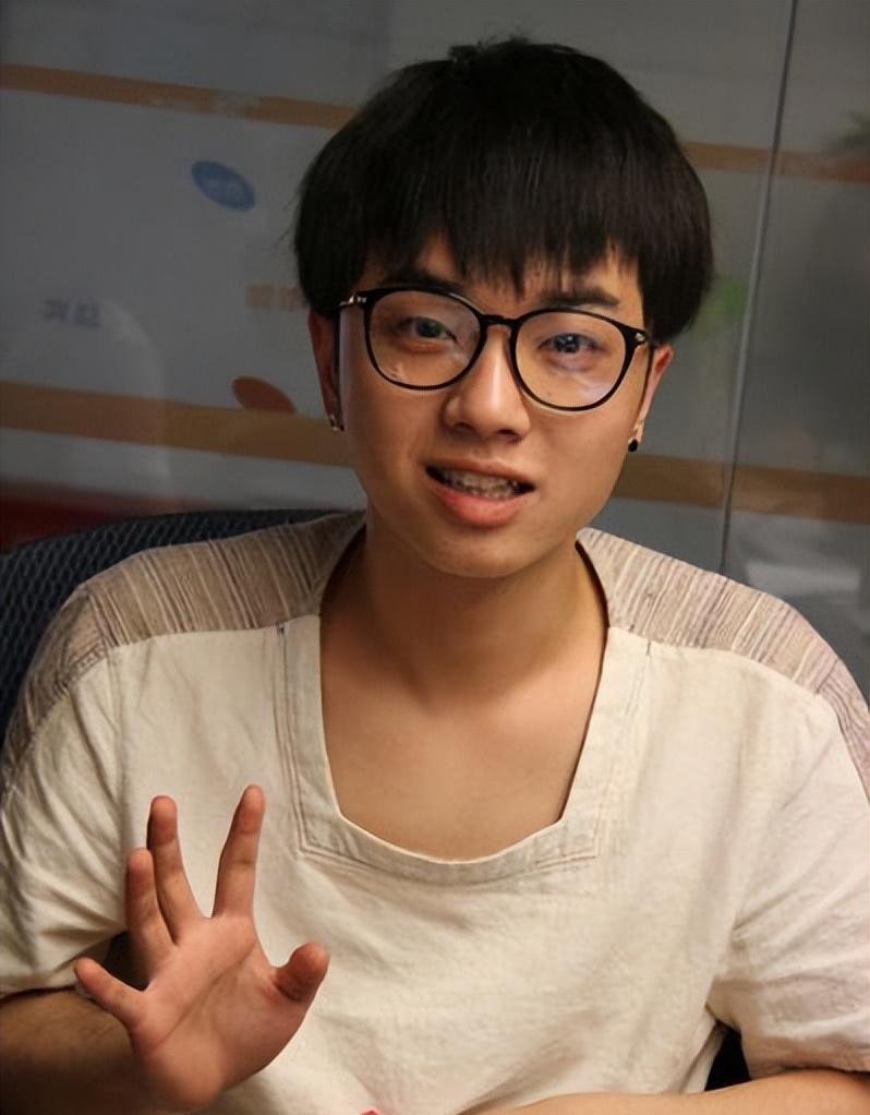 华晨宇的舞台表现力_华晨宇的表演_华晨宇的表演风格得到乐坛新一代的认可