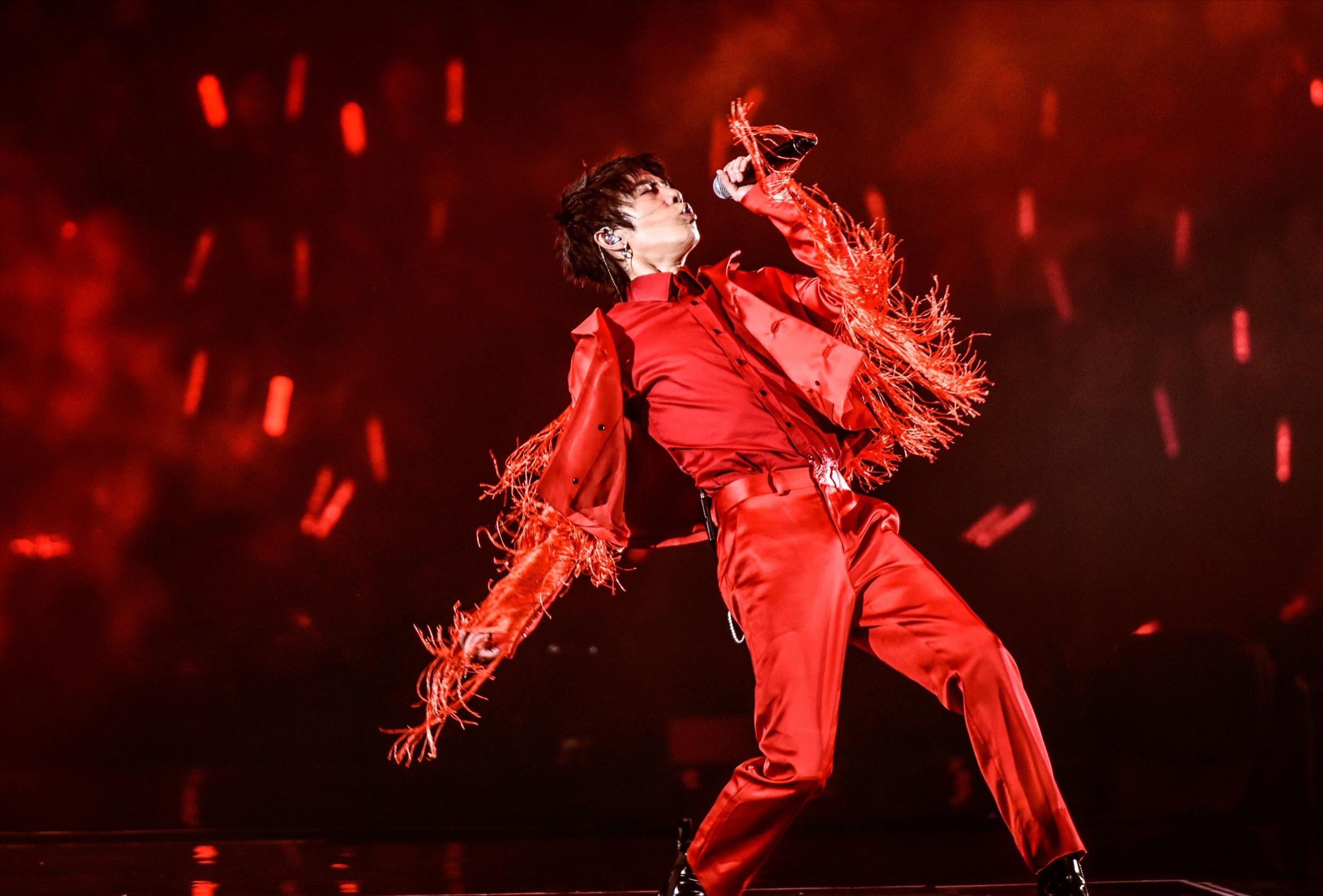 华晨宇的表演_华晨宇的表演风格得到乐坛新一代的认可_华晨宇的舞台表现力