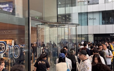 iPhone 16系列今日发货 大批果粉已开始门店排队等提机