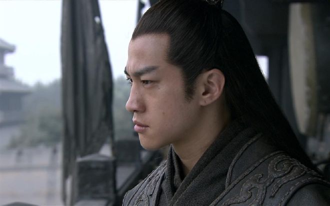 指挥官吕布_吕布上战场时的穿着_吕布在战场上的指挥风范