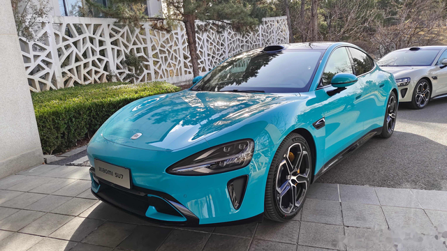 小米SU7的优势与挑战：智能性能与市场竞争全解析