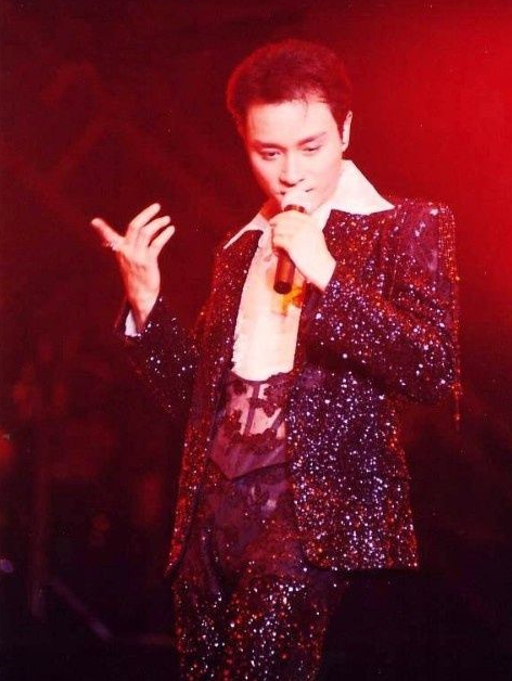 张国荣时尚穿搭_张国荣引领时尚潮流_张国荣的时尚风格与影响