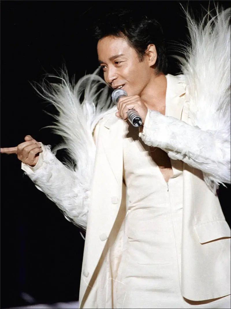 张国荣引领时尚潮流_张国荣时尚穿搭_张国荣的时尚风格与影响