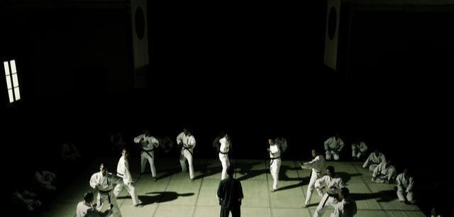 李连杰与吴京合作电影_吴京与李连杰的武打对决_李连杰与吴京切磋武功的视频