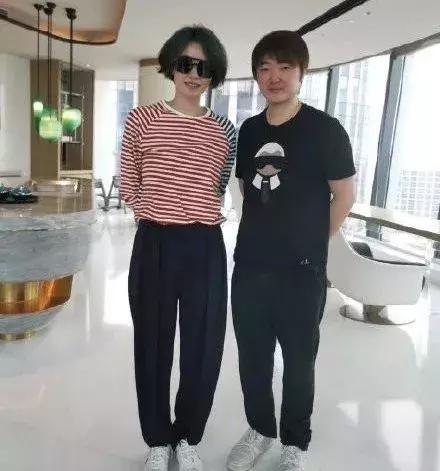 王菲杂志_王菲在时尚活动中拍摄杂志封面,造型引人瞩目_王菲杂志封面