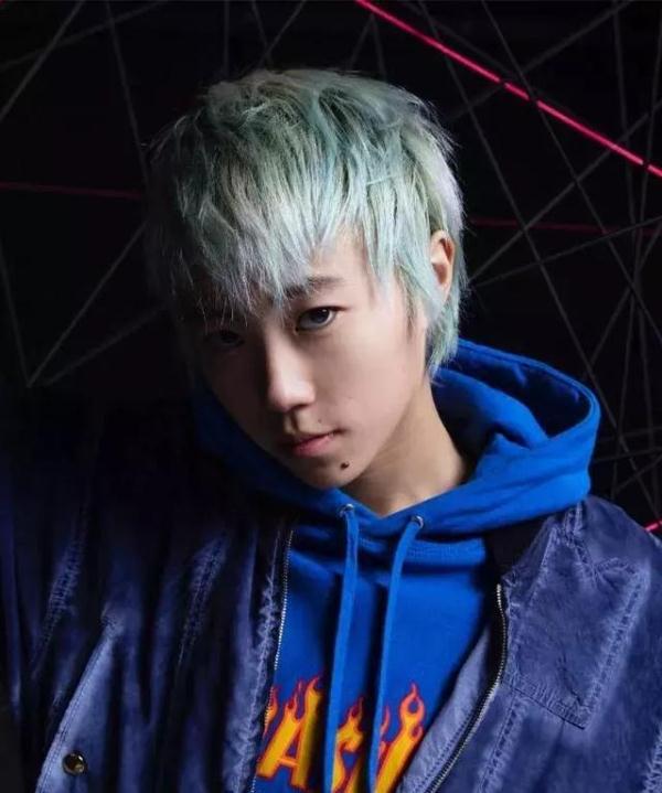 王菲杂志封面_王菲在时尚活动中拍摄杂志封面,造型引人瞩目_王菲杂志