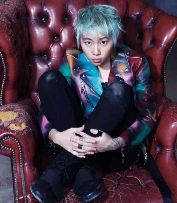 王菲杂志封面_王菲在时尚活动中拍摄杂志封面,造型引人瞩目_王菲杂志