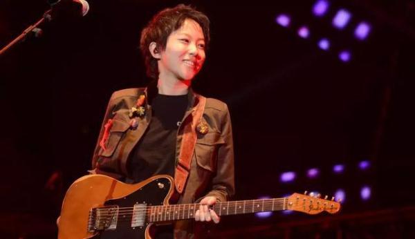 王菲在时尚活动中拍摄杂志封面,造型引人瞩目_王菲杂志封面_王菲杂志