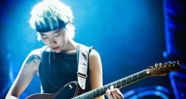 王菲杂志封面_王菲杂志_王菲在时尚活动中拍摄杂志封面,造型引人瞩目