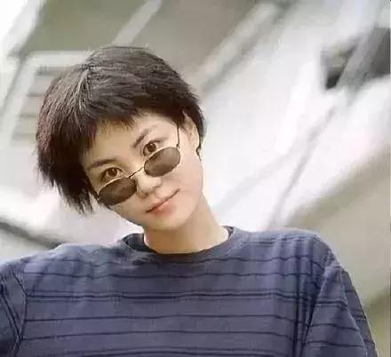 王菲杂志_王菲在时尚活动中拍摄杂志封面,造型引人瞩目_王菲杂志封面