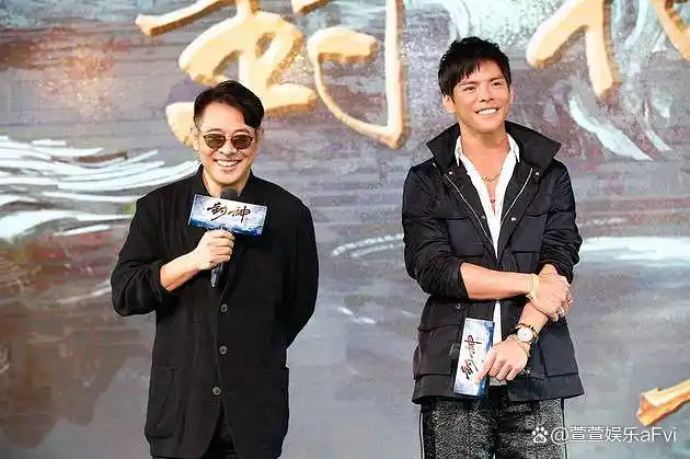 李连杰与向佐亲密合影，师徒情深见证中国功夫电影传承