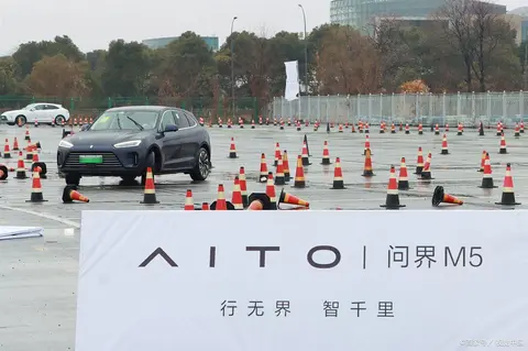 华为推出电动汽车受关注，探讨其在汽车领域优劣势与发展前景